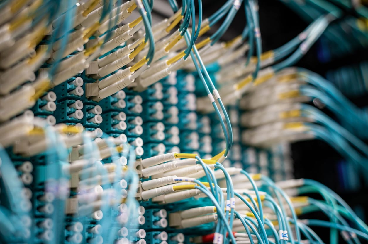 Cabeamento estruturado de fibra óptica em infraestrutura de rede
