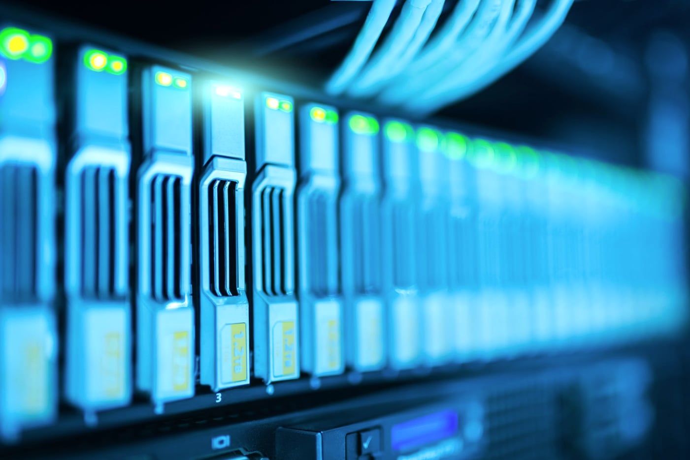 Racks e servidores instalados em sala de dados