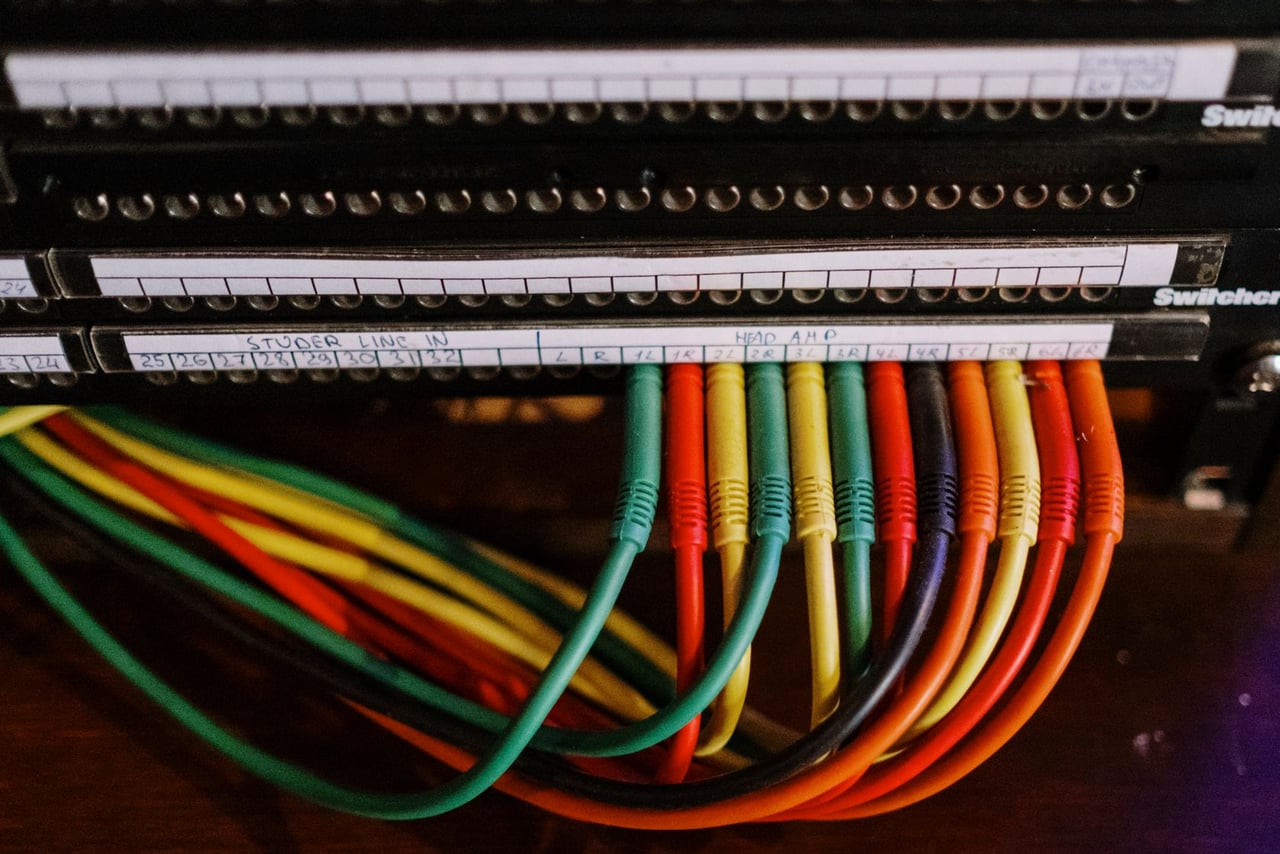 Switch de rede com cabos organizados em patch panel